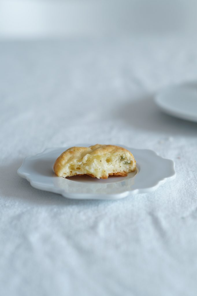 Rezept für schnelle Kräuter-Käse-Scones aus azurweiss | Foto: Sabine Wittig