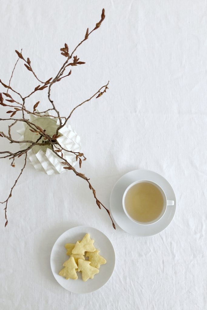 Mürbe Tannen und weißes Porzellan zur Teatime